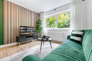 2BR Flat | Near Airport | Sleeps 6 & Parking Apartment in Luton