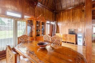 Dapur Caringin Tilu Villa Joglo Vacation rental in Bandung