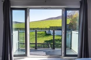 Stalybridge Sanctuary - Luxe Hot Tub Retreat Vacation rental in England