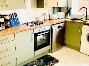 Spacious 3-Bedroom Home with Free Parking Vacation rental in Manchester