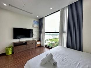 Best Price! 3BR Lake View inVinhomes Skylake Vacation rental in Laos