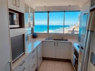 Beachfront Bliss – Views, Pool & Café Next Door Vacation rental in Surfers Paradise