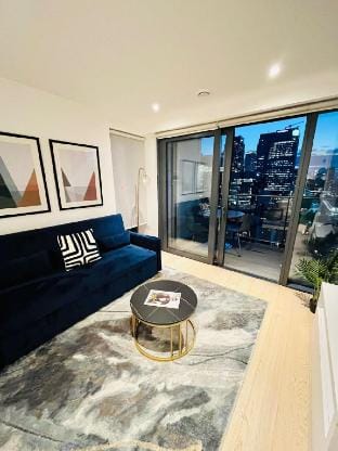 Chic City Apartment – Stunning Skyline Views Vacation rental in London