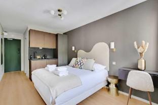 Modern "Green Suites" Residence Villa in Île-de-France
