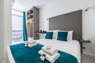 Residence Avaton - Cosy bedroom - Cannes Centre Apartment in Cannes