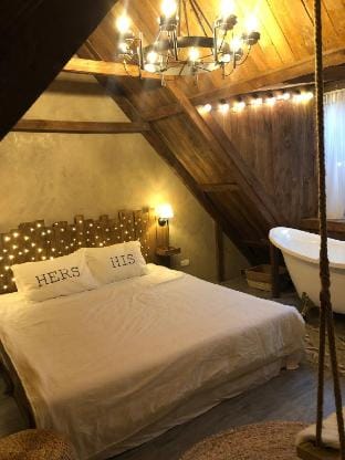 ✯ Attic Private Room ✯ HotTub ✯ Freedom House Vacation rental in Laos