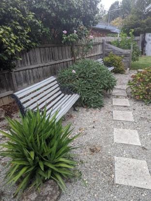 Bedroom in quiet home, with double bed. Vacation rental in Wantirna South