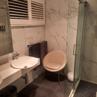 Bedroom in quiet home, with double bed. Vacation rental in Wantirna South