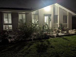 Bedroom in quiet home, with double bed. Vacation rental in Wantirna South