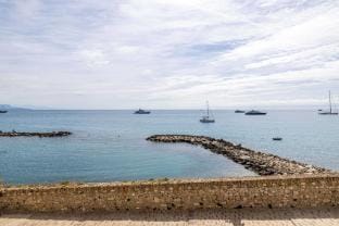 Charming 2 bedroom Flat, sea view - Antibes Centre Apartment in Antibes
