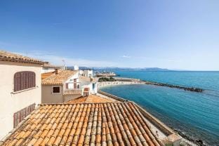 Charming 2 bedroom Flat, sea view - Antibes Centre Apartment in Antibes