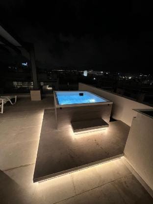 Elegant, spacious aprt for 6, jacuzzi Apartment in Athens