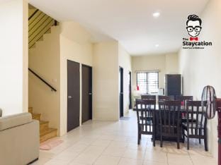 Staycation Homestay 68 Kch City Mall Landed House Vacation rental in Kuching