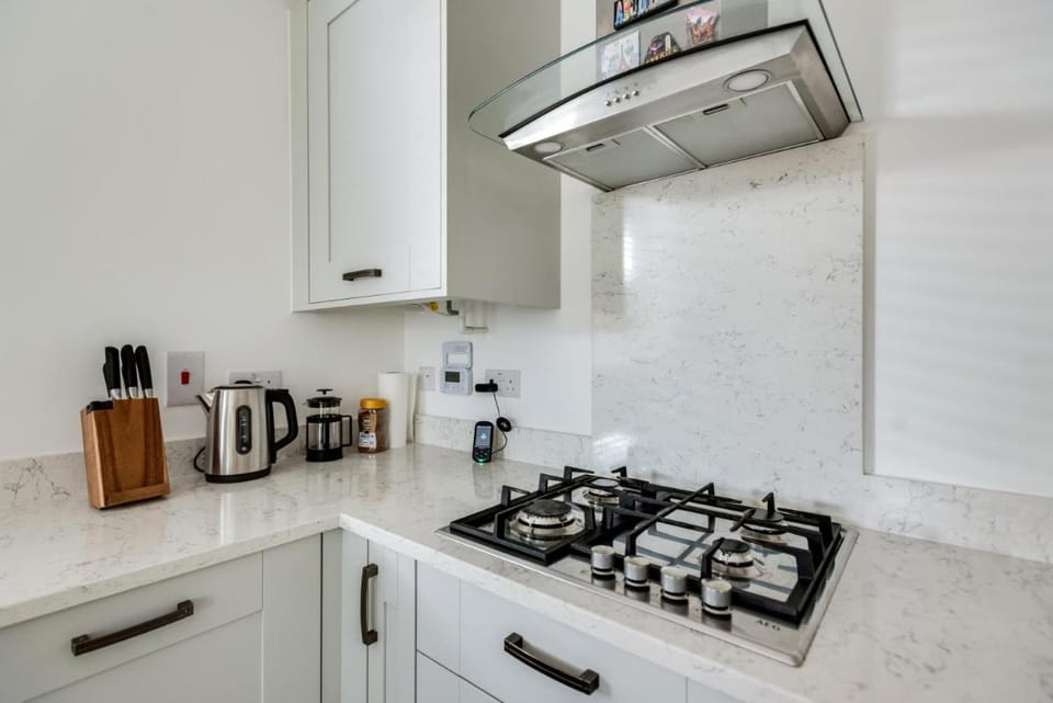 Stylish 4-BR House with 3 Ensuite & Free Parking Vacation rental in Oxford