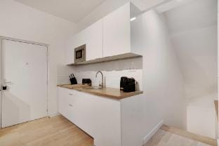 Intimate Flat w/ A/C & Jacuzzi - 2BR/6P Montmartre Apartment in Paris