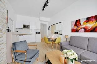 Intimate Flat w/ A/C & Jacuzzi - 2BR/6P Montmartre Apartment in Paris