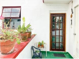 Budget Loft & Library near BGC FREE parking Villa in Makati