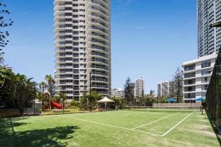 Paradise at Peninsula - 2 Bedroom Ocean Views Apartment in Surfers Paradise