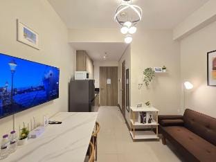 Condotel 1BR Unit w/ Balcony FAME Residences #FM10 Vacation rental in Mandaluyong