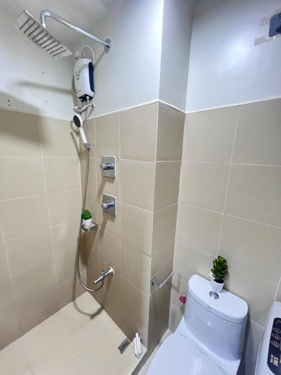 Unistay Shore 3 Tower 2 14 Flr w/ Bal Villa in Pasay
