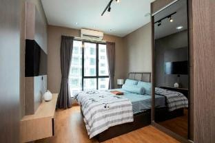 Paradigm JB 2BR Netflix Wi-Fi Boardgame Pool Vacation rental in Johor Bahru