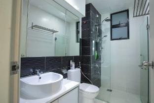 Paradigm JB 2BR Netflix Wi-Fi Boardgame Pool Vacation rental in Johor Bahru