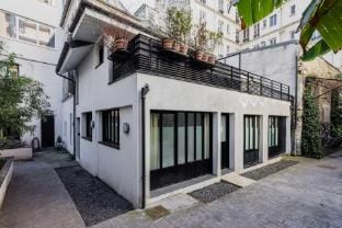 Marais Area - Outdoor patio - A/C - 2BDR Villa in Paris