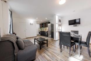 Urban Refuge in the Heart of the Marsh 1BDR / 3P Apartment in Paris