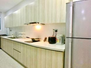 Lovely Spacious Seaview Jacuzzi Bath House w Pool Apartment in Johor Bahru