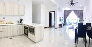 Lovely Spacious Seaview Jacuzzi Bath House w Pool Apartment in Johor Bahru