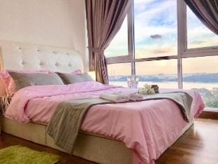 Lovely Spacious Seaview Jacuzzi Bath House w Pool Apartment in Johor Bahru