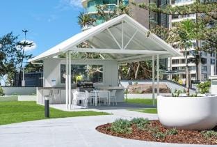 Skyline Serenity: Beachfront Luxury on 31st Floor Apartment in Surfers Paradise