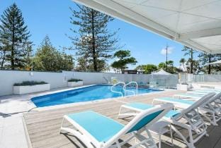 Skyline Serenity: Beachfront Luxury on 31st Floor Apartment in Surfers Paradise