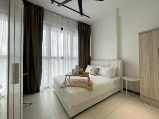 Le Petit Suite ~ 8 Pax Sea View Infinity Pool Apartment in George Town