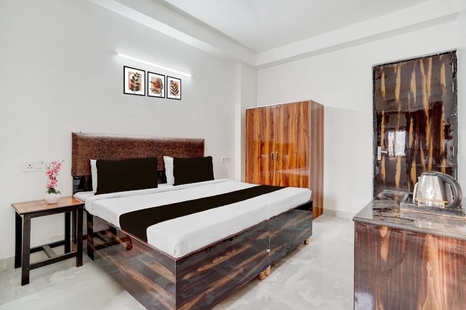 Super Collection O Sector 7 Rohini Formerly Giriraj Residency Hotel in Delhi