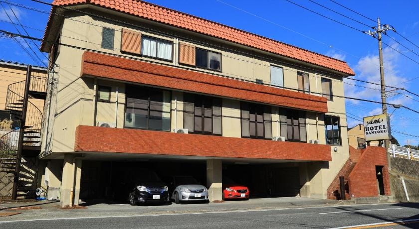 ホテル山賊 Bed and Breakfast in Kanagawa Prefecture