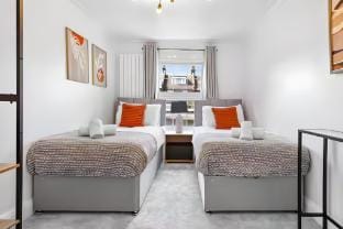 Charming 4-Bedroom Relocations | Glenthorne Rd | Elev8 Stays Vacation rental in London