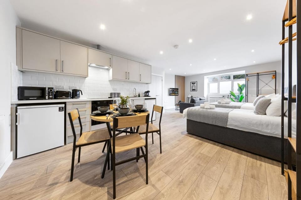 London Retreat - 20min to Central London Studio Vacation rental in London