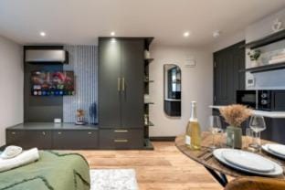 Modern Heated Studio, Quiet & Comfortable Vacation rental in London