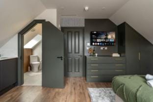 Warm & Welcoming Stay, Fast Access to Central Vacation rental in London