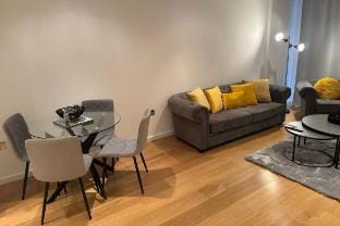 Riverfront: 2 Bed in London - Parking Vacation rental in Brentford