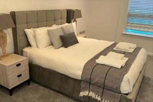 Riverfront: 2 Bed in London - Parking Vacation rental in Brentford