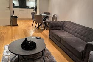 Riverfront: 2 Bed in London - Parking Vacation rental in Brentford
