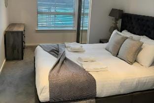 Riverfront: 2 Bed in London - Parking Vacation rental in Brentford
