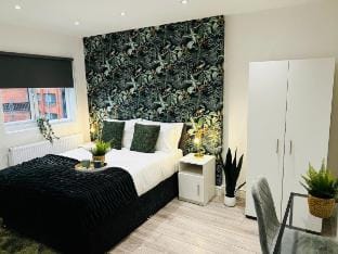 Elegant Ealing Apt-Office Space for Business Stay Vacation rental in London Borough of Ealing