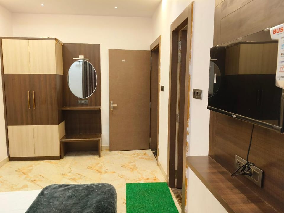 106 morden studio Suite Hotel in Varanasi