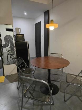 Modern Retro @ Heart of Pobla & Rockwell 01 Dup Vacation rental in Makati