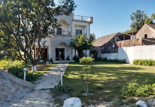 Golden Mango Resort .9BR. Jim Corbett By Homeyhuts Vacation rental in Uttarakhand