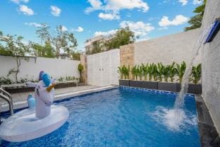 Mykhe beach 5 bedroom fee pick up airport new Villa in Da Nang