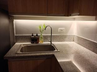 Modern | Fast Wifi | WFH | Pet Friendly | Iloilo Apartment in Iloilo City